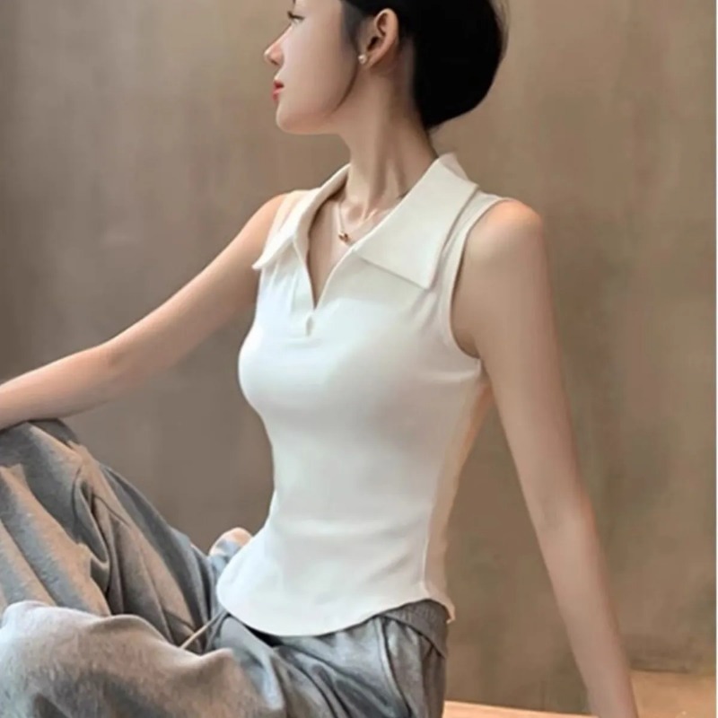 Tank Top Ribbed - توب نسائي أبيض بدون أكمام برقبة